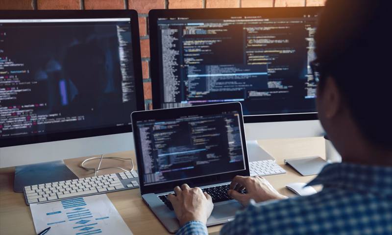 数据科学选型：R与Python如何赋能八宿县网站建设？